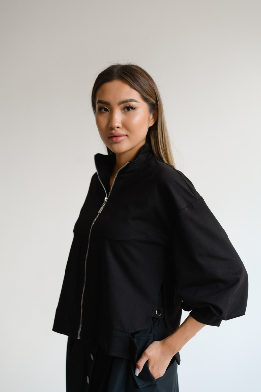 Бомбер с объемными рукавами